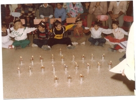 חגיגת חנוכה בגן הילדים לפני 25 שנה(4 תמונות)